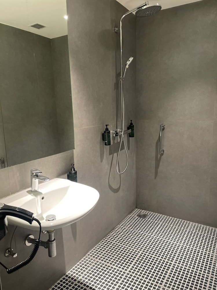 Room, 1 King Bed, Mobility Accessible (Hearing) - Photo 2