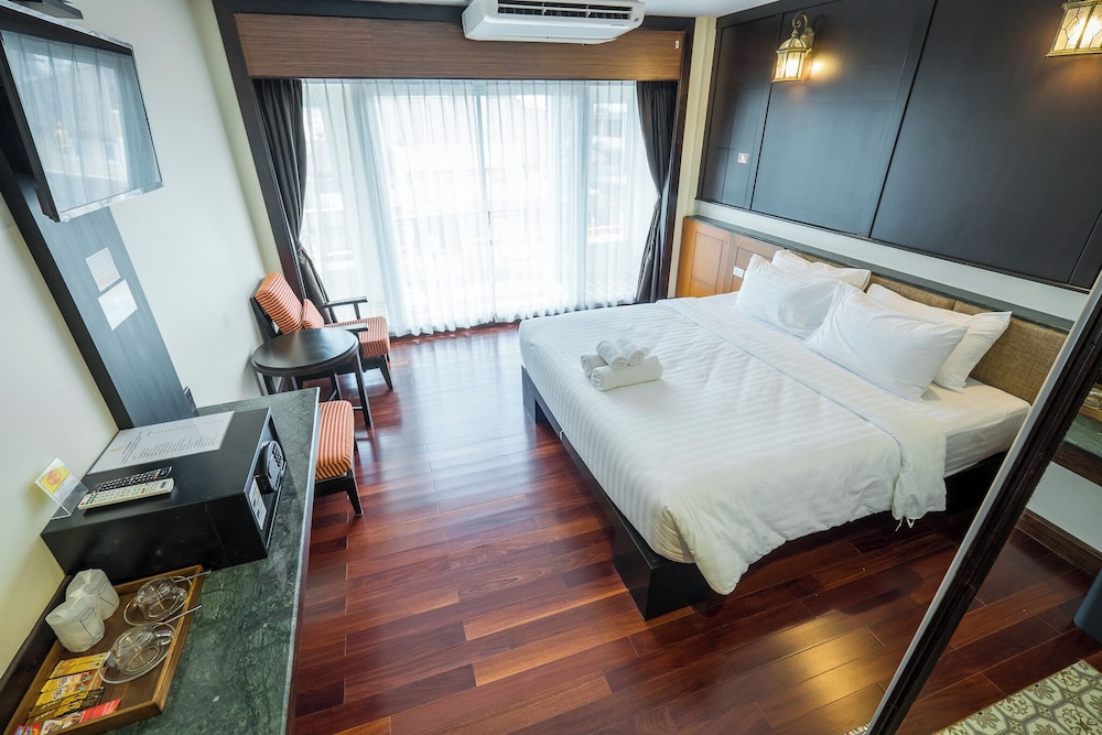 Superior Single Room, 1 Large Twin Bed, Patio, Hill View