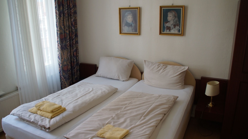 Double Room, Private Bathroom - Photo 2