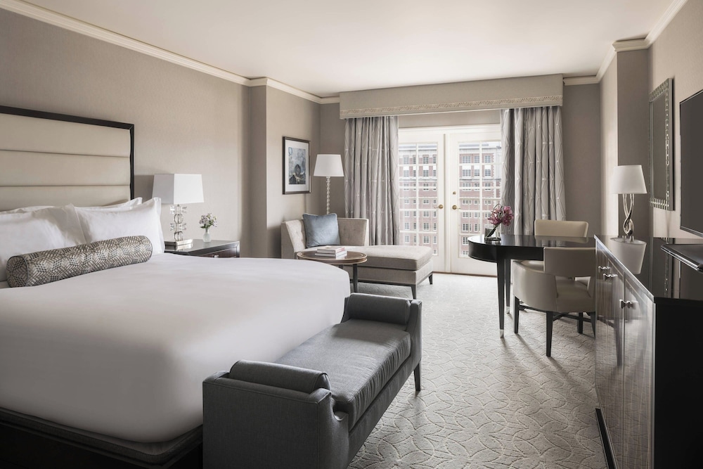 Club Room, 1 King Bed, Balcony - Photo 1