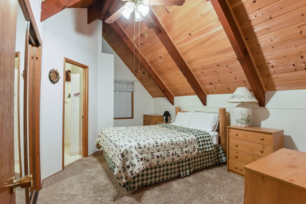 House, 2 Queen Beds, Balcony, Mountain View (Moose Cabin at Carnelian Bay)