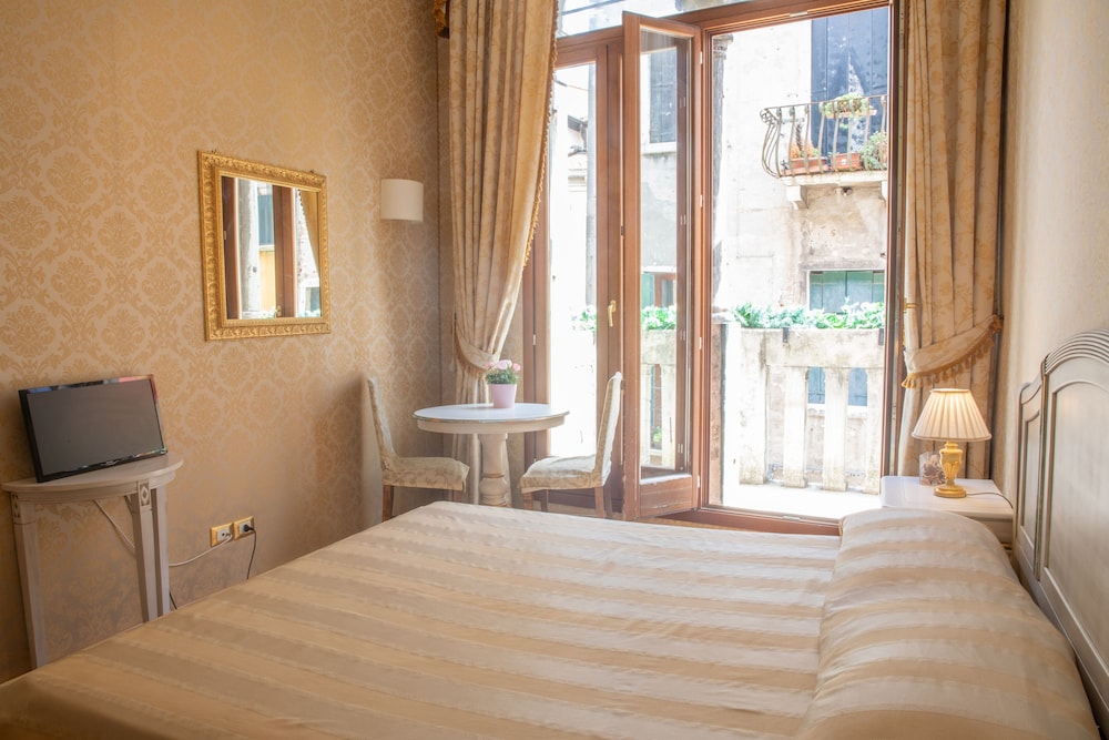 Superior Double Room, Private Bathroom (In Corridoio) photo 2