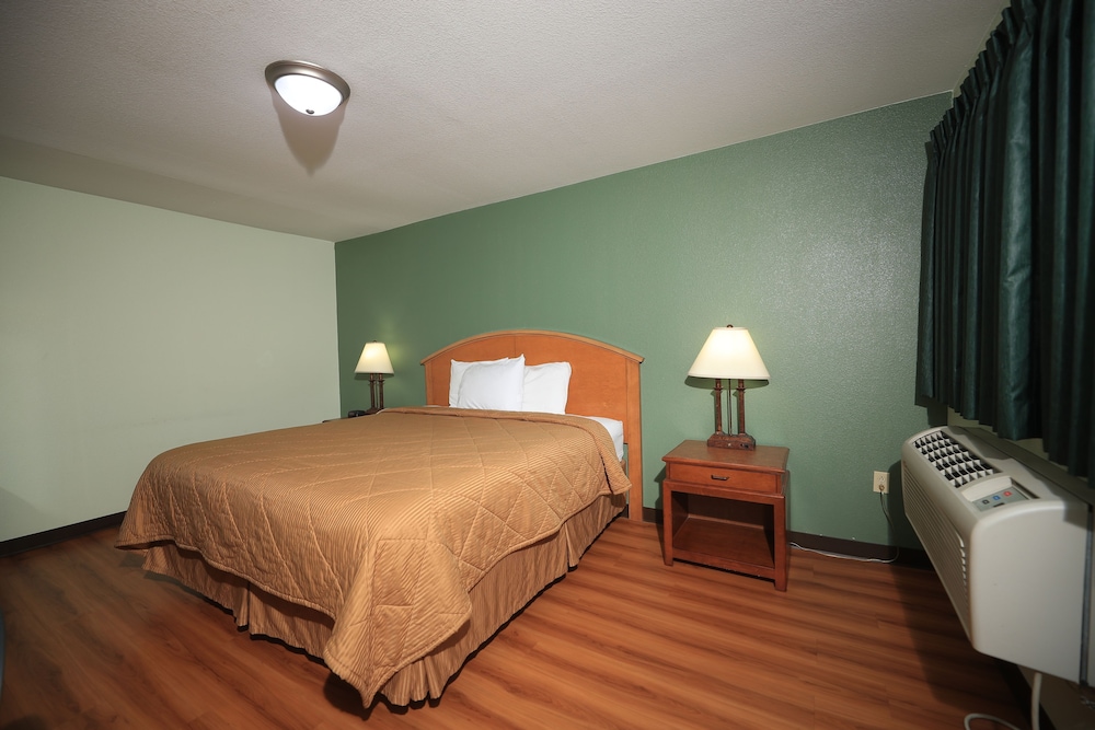 Standard Room, 1 King Bed, Non Smoking photo 1