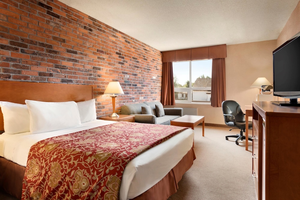 Room, 1 Queen Bed, Non Smoking, Refrigerator & Microwave - Photo 1