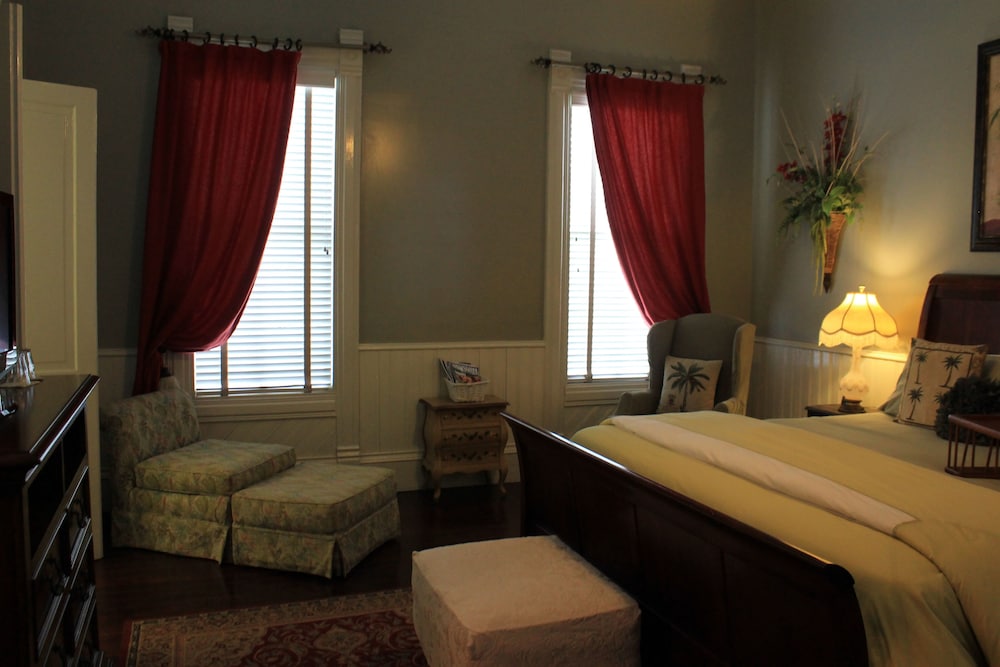 Suite, 1 King Bed, Private Bathroom, Garden View, Downstairs (Little Gem) photo 3