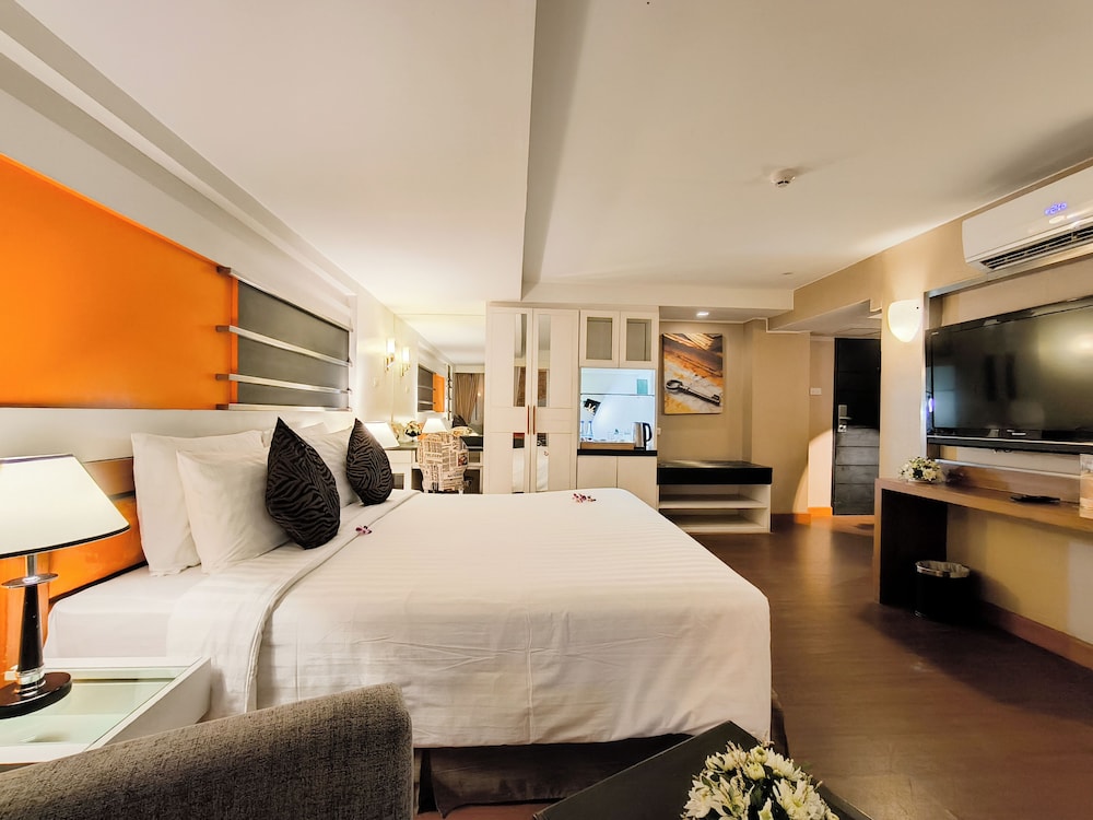 Luxury Jacuzzi Suite photo 1