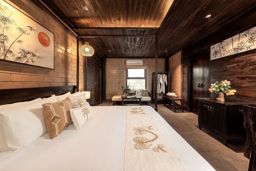 Luxury Double Room, 1 King Bed, Bathtub, Mountain View photo 1