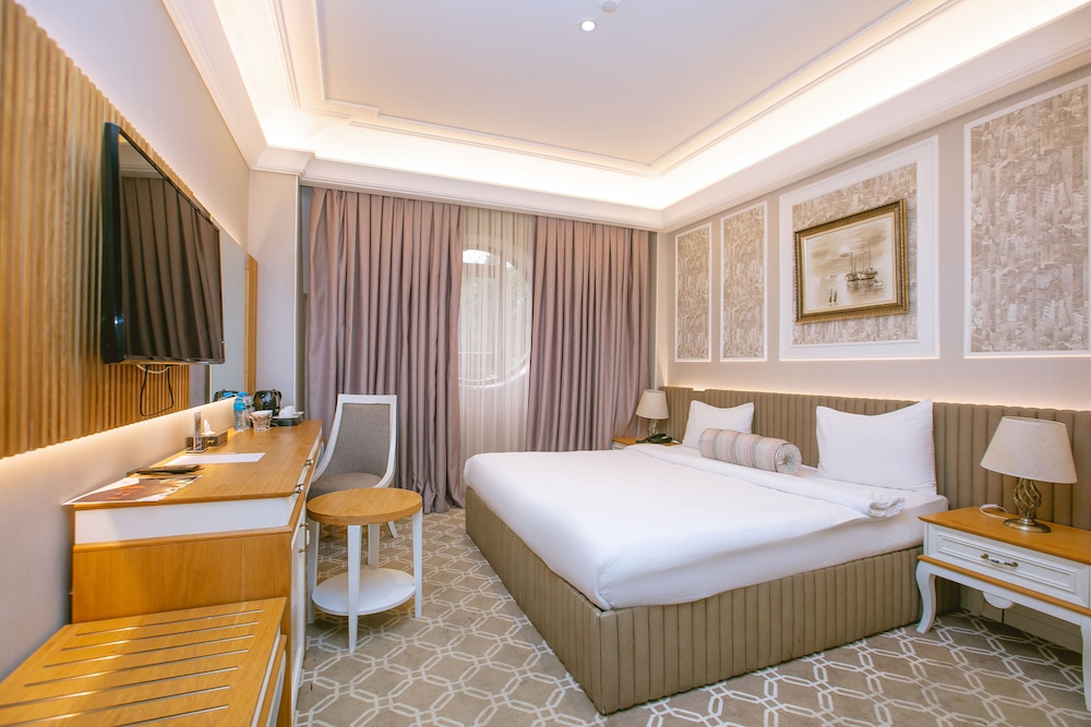 Deluxe Room, 1 King Bed, City View - Photo 1