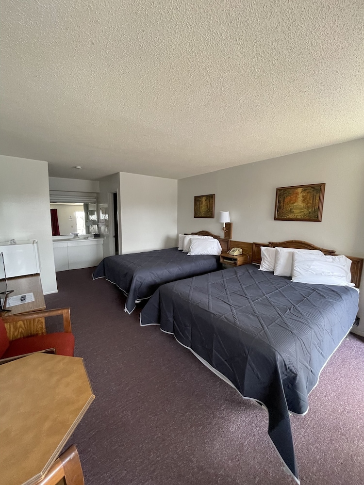 Standard Room, 2 Queen Beds, Non Smoking photo 2