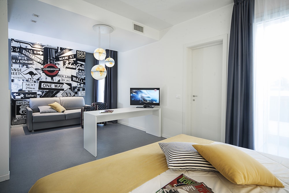 Junior Suite with Jetted bathtub (on private balcony) photo 2