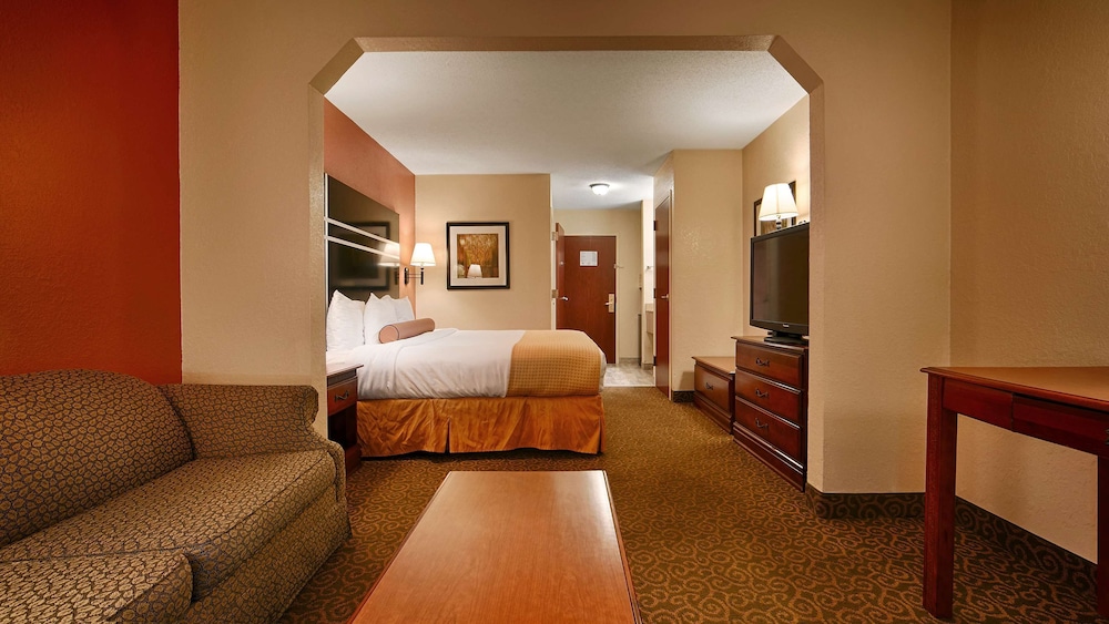 Standard Room, 1 King Bed, Non Smoking, Refrigerator & Microwave photo 2