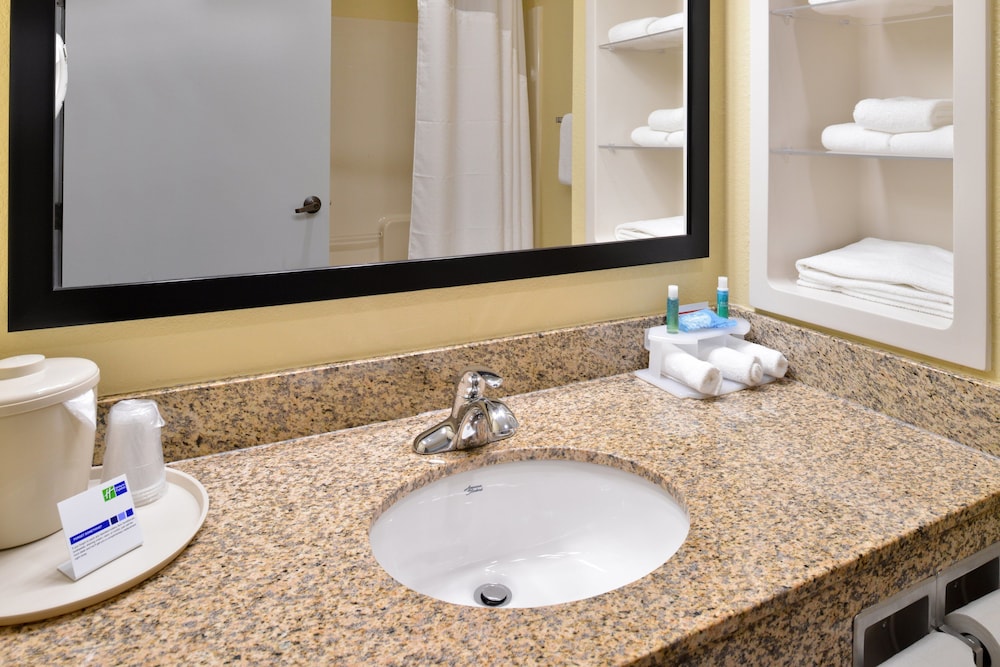 Standard Room, 2 Queen Beds, Mobility Accessible (Accessible Tub) photo 2