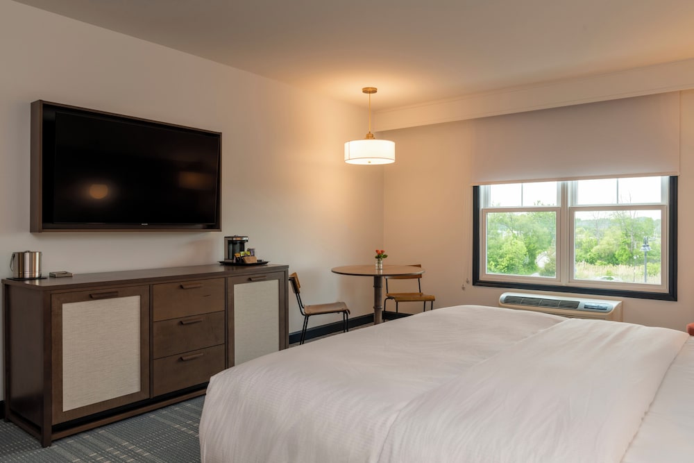 Room, 1 King Bed, Lake View (Hearing) - Photo 2