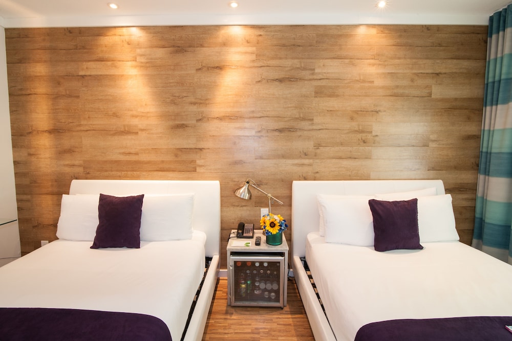 Standard Double Queen Room - Photo 8