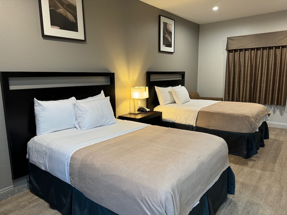 Standard Room, 2 Double Beds, Non Smoking photo 2