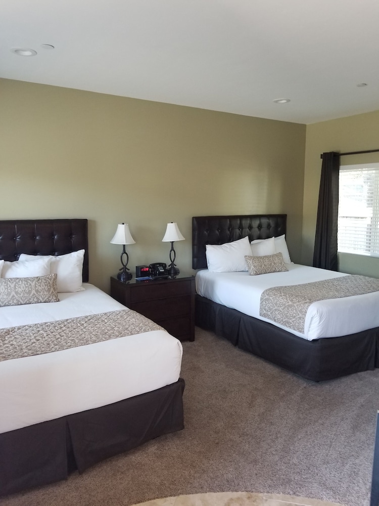 Deluxe Studio, 2 Queen Beds (Fireplace-Full Kitchen) photo 1