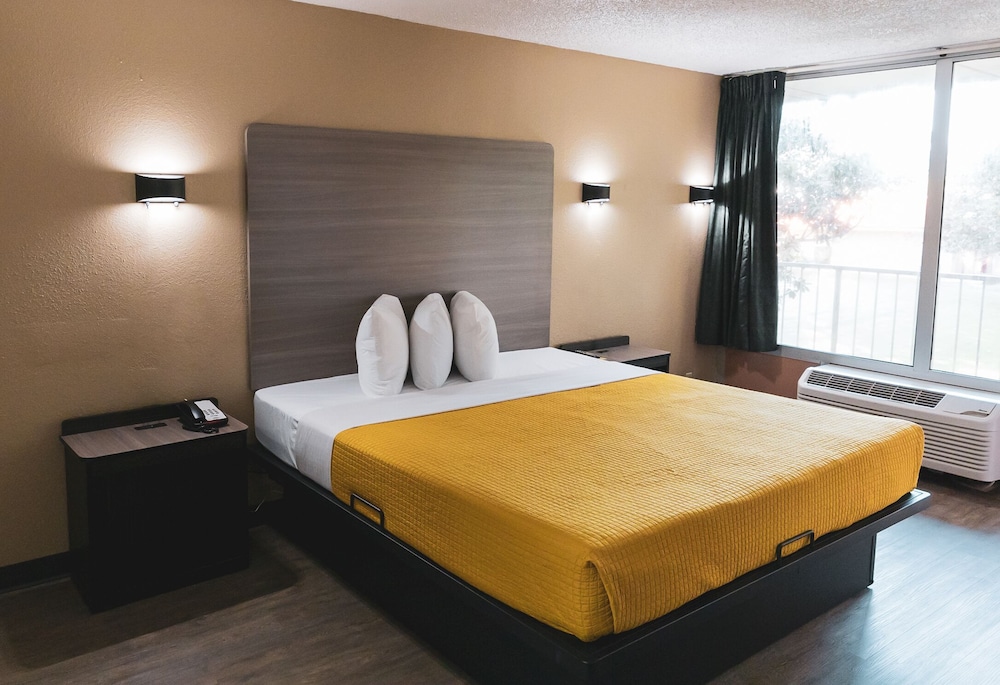 Standard Room, 1 King Bed, Non Smoking photo 2
