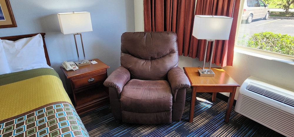 Room, 1 Queen Bed with Sofa bed photo 2