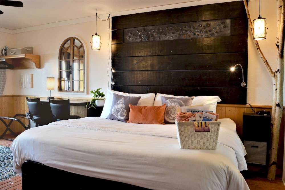 Deluxe Studio Suite, 1 King Bed with Sofa bed, Ocean View, Oceanfront photo 3