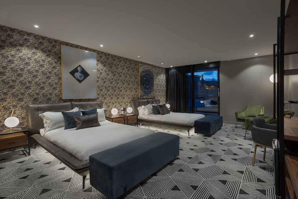 Superior Quadruple Room, 2 Queen Beds, Non Smoking photo 1