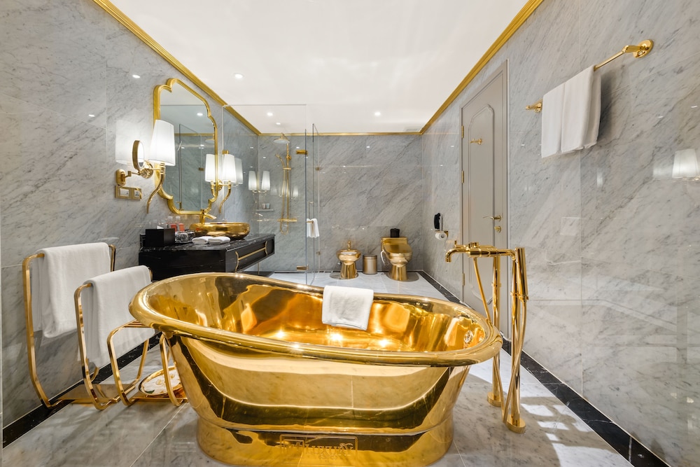 Executive Room (Golden) thumbnail 6