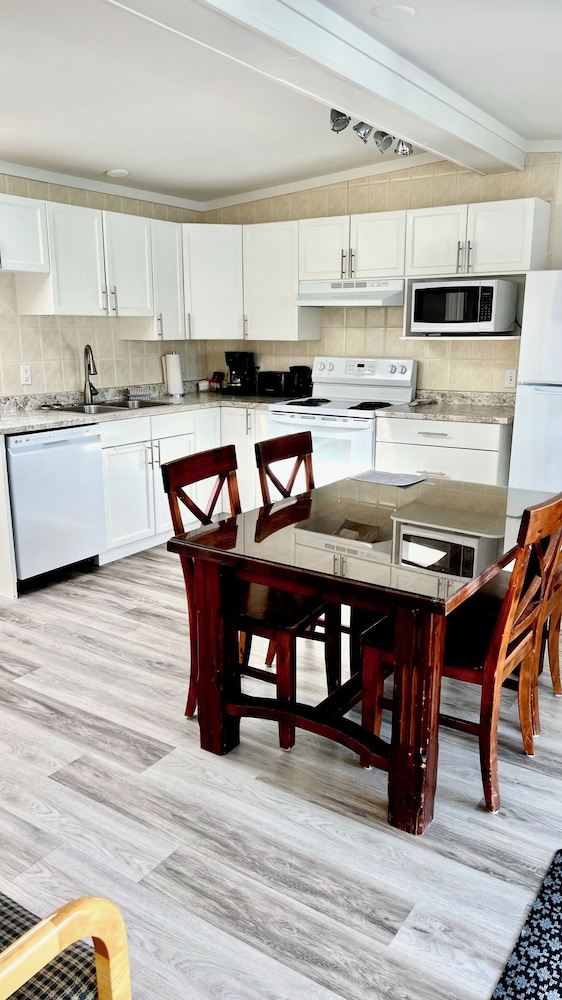 Classic Cabin 16 - 2 Queen Bedrooms + Futon, 1 Bathroom, Kitchen & Lakefront Views