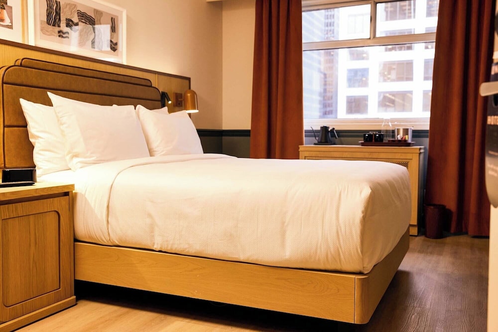 Room, 1 Queen Bed (Swanky Queen) - Photo 12