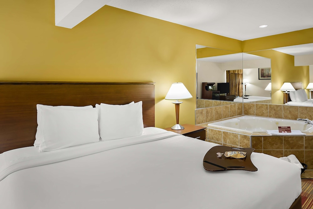 Deluxe Room, 1 King Bed, Non Smoking, Jetted Tub - Photo 4