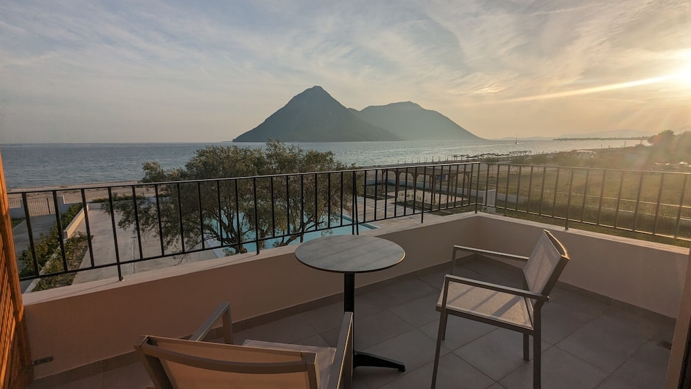 Triple Room | Superior Pool & Sea Front View photo 3