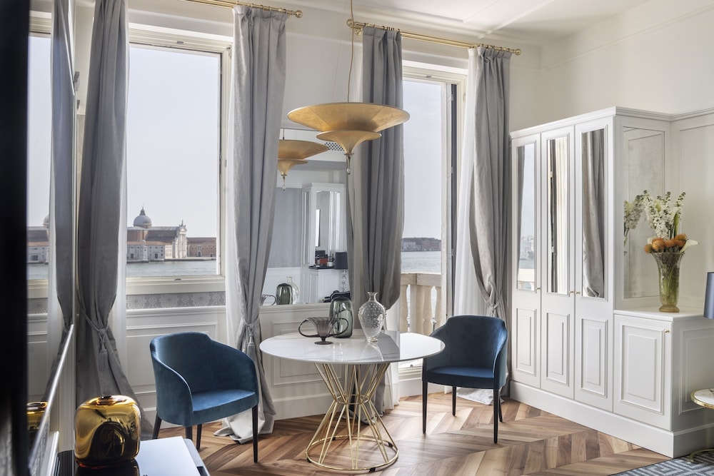Signature Suite, Balcony, Lagoon View (Borges)