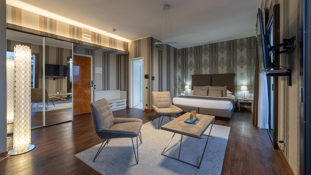 Elite Suite, 1 King Bed, Balcony (Spa Access Included) photo 1