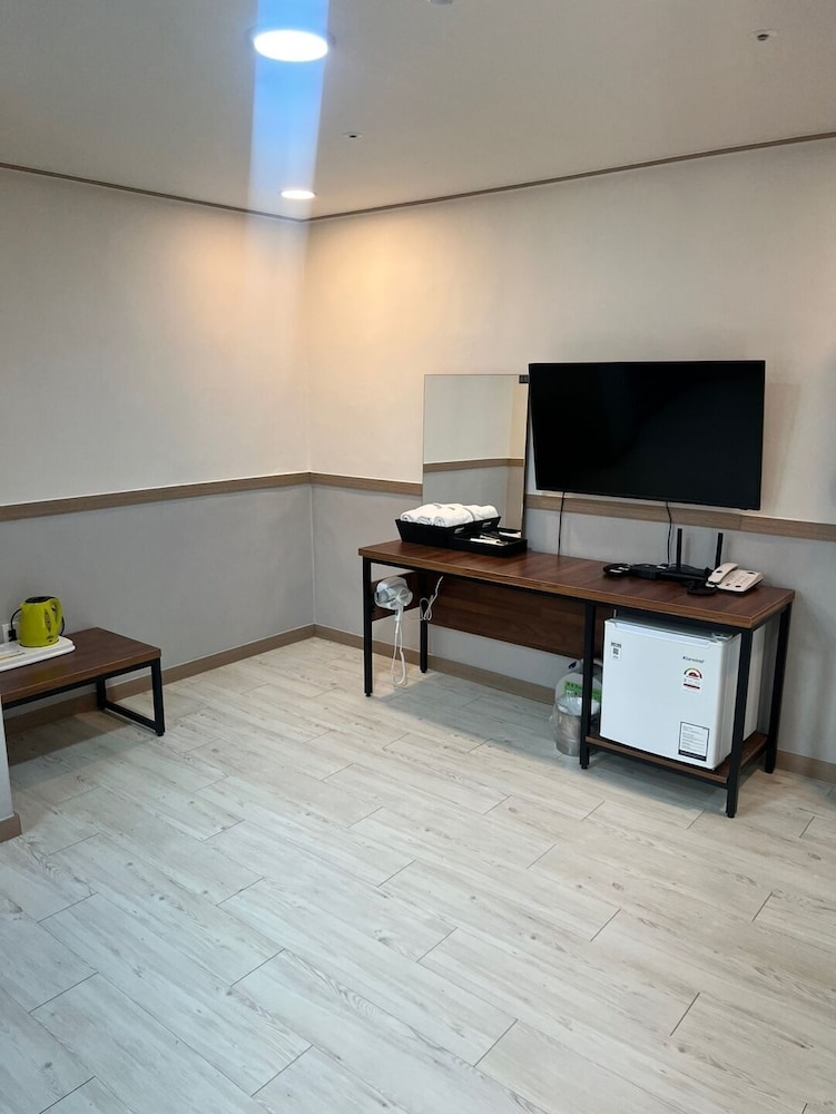 Family Room, City View photo 2