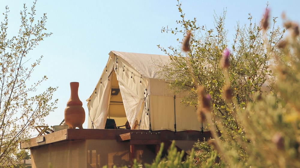 Standard Tent, 1 King Bed, Garden View photo 1