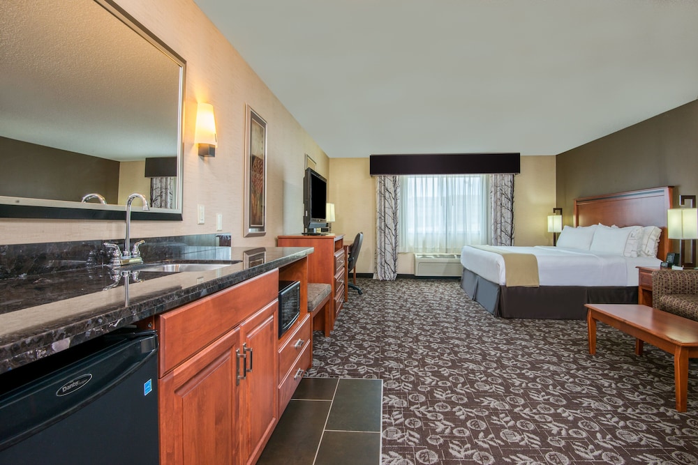 Suite, 1 King Bed - Photo 2