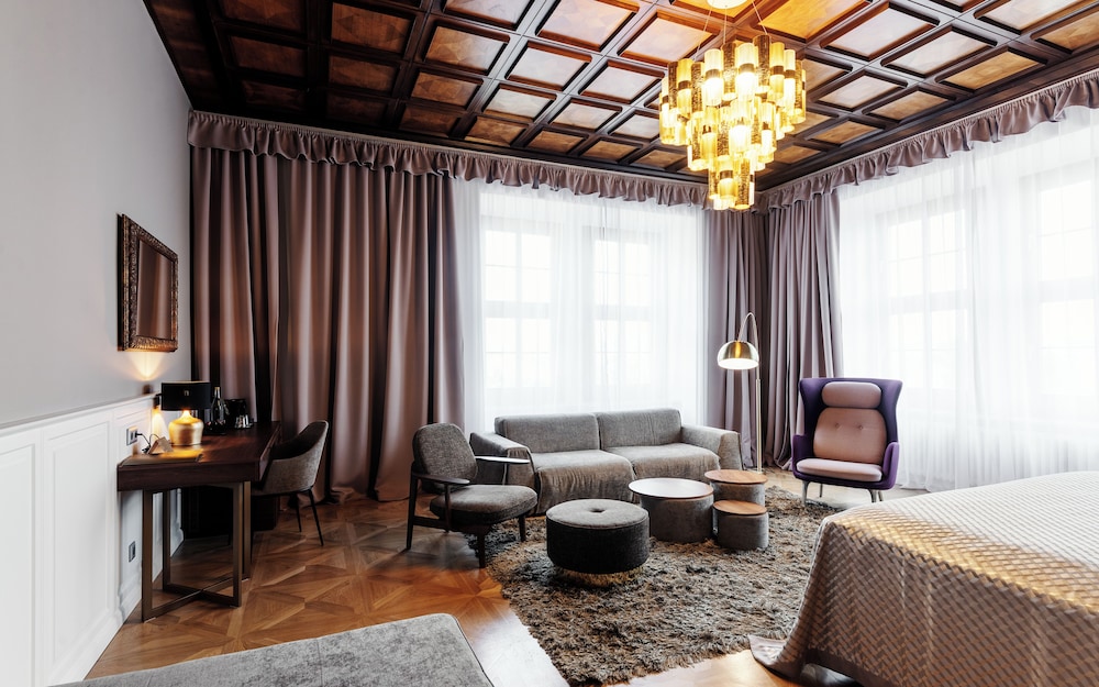 Suite - Photo 1
