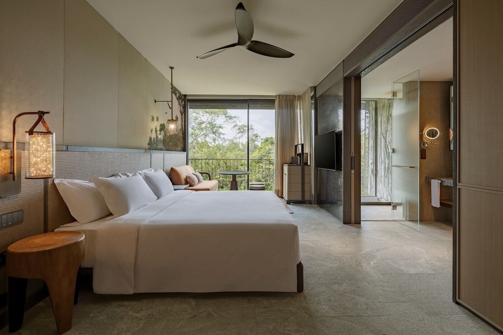 Room, 1 King Bed (Rainforest) photo 1