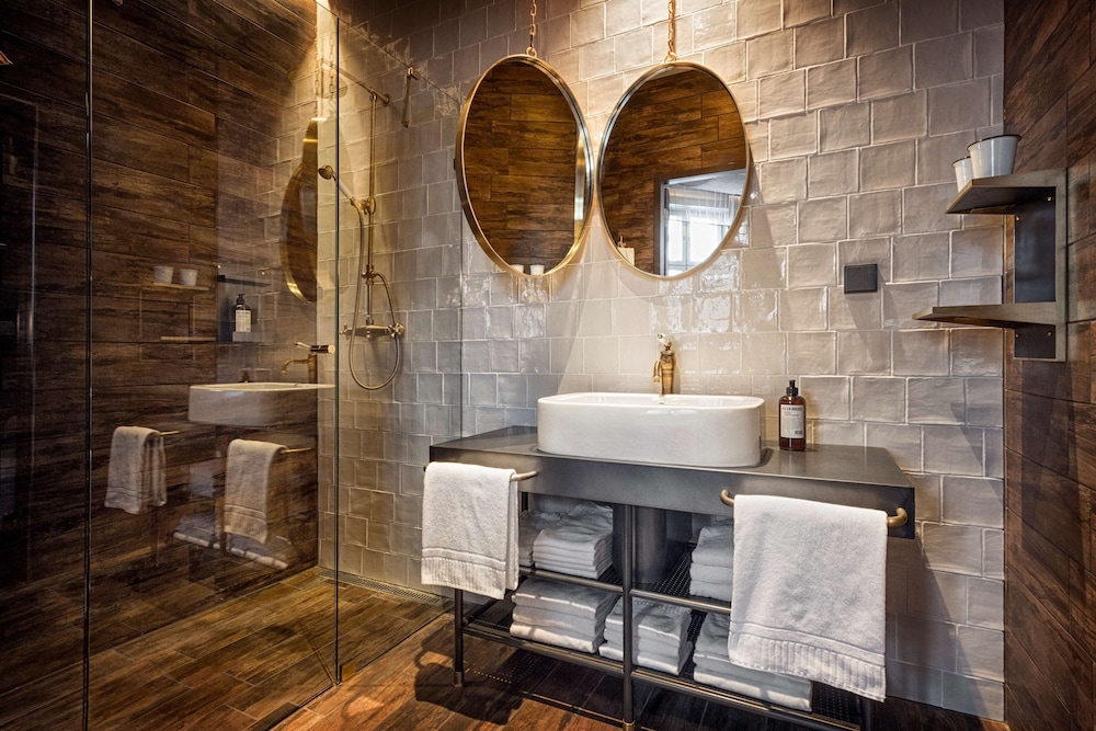 Executive Suite, 1 King Bed, Non Smoking, Bathtub - Photo 4