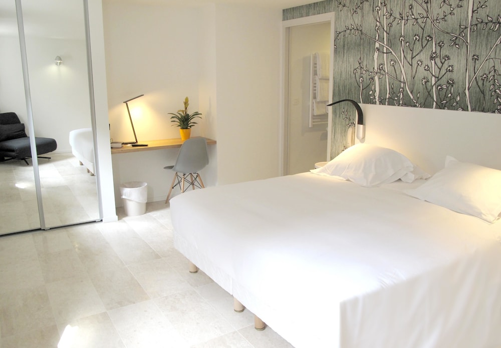 Deluxe Room, 1 Queen Bed, Balcony, Sea View - Photo 2
