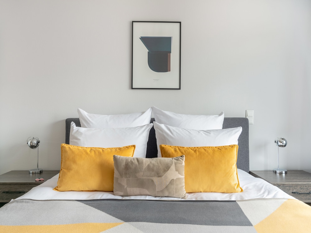 Medium Studio, Kitchenette, Balcony - Photo 1