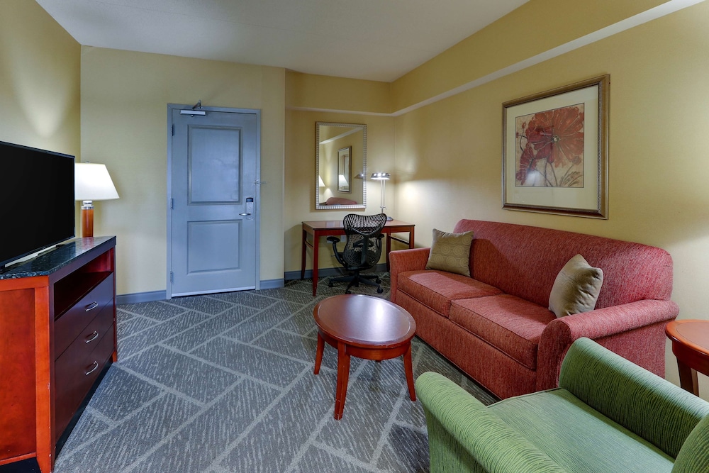 Suite, 1 King Bed - Photo 2