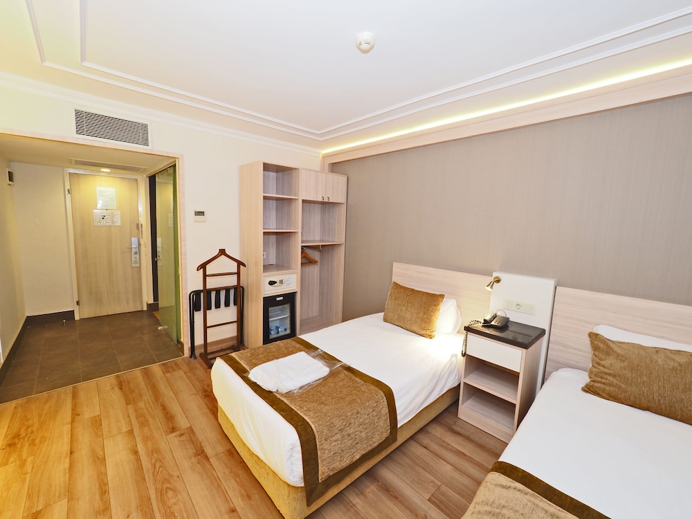 Queen Room with Queen Beds Accessible Room photo 2