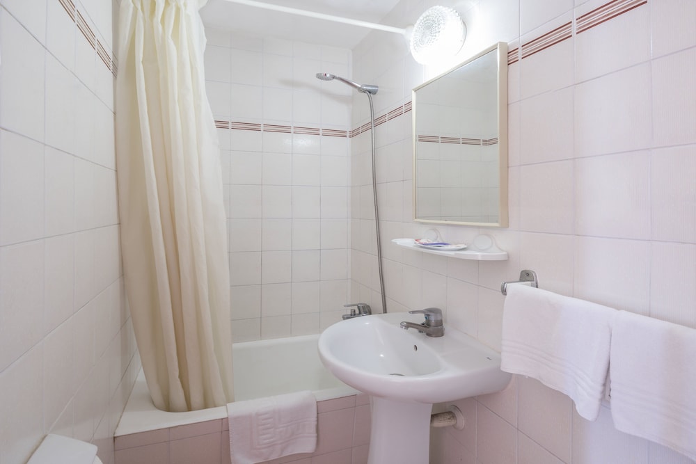 Twin Room (2 Adults) - Photo 5