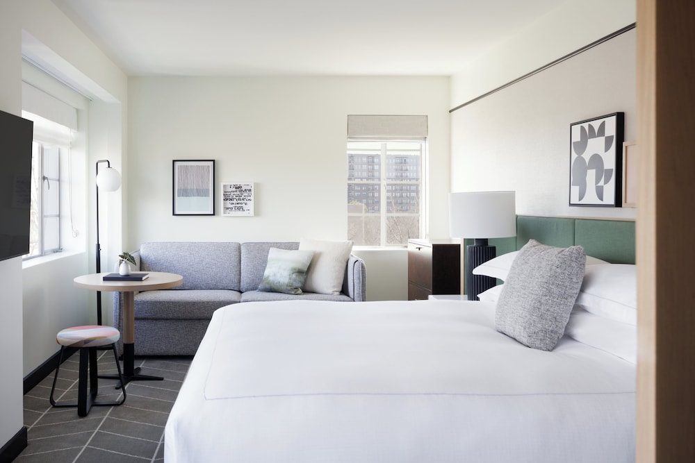 Premium Room, 1 King Bed, Accessible (Communications) - Photo 4