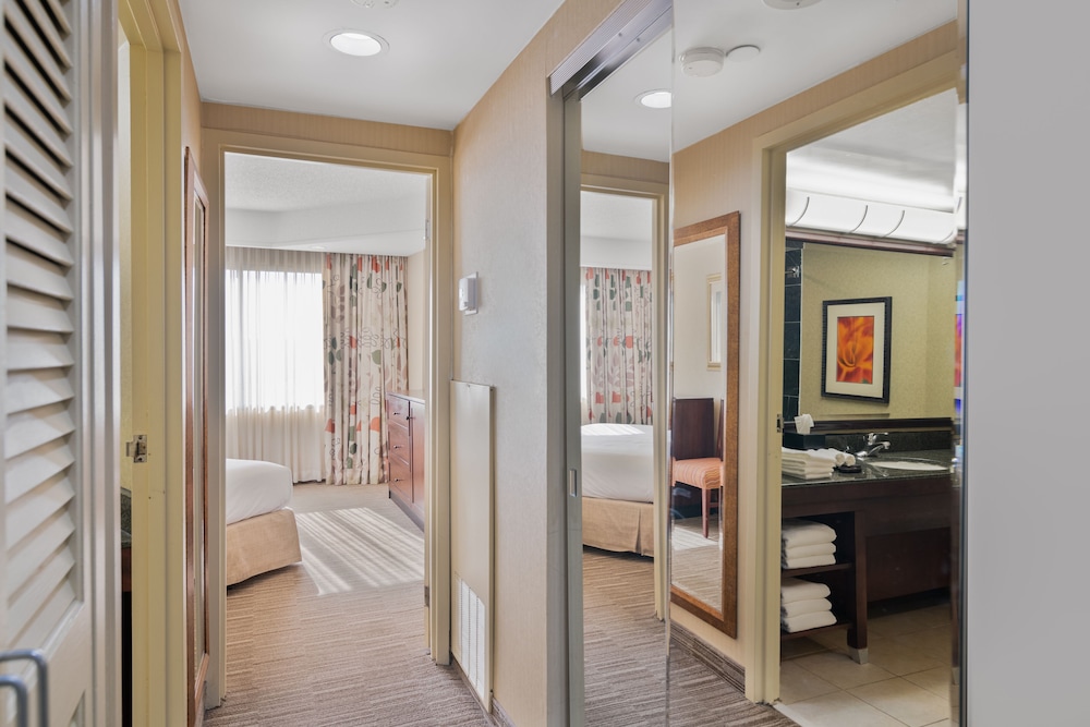 2 Bedroom, 2 King Beds - Photo 6