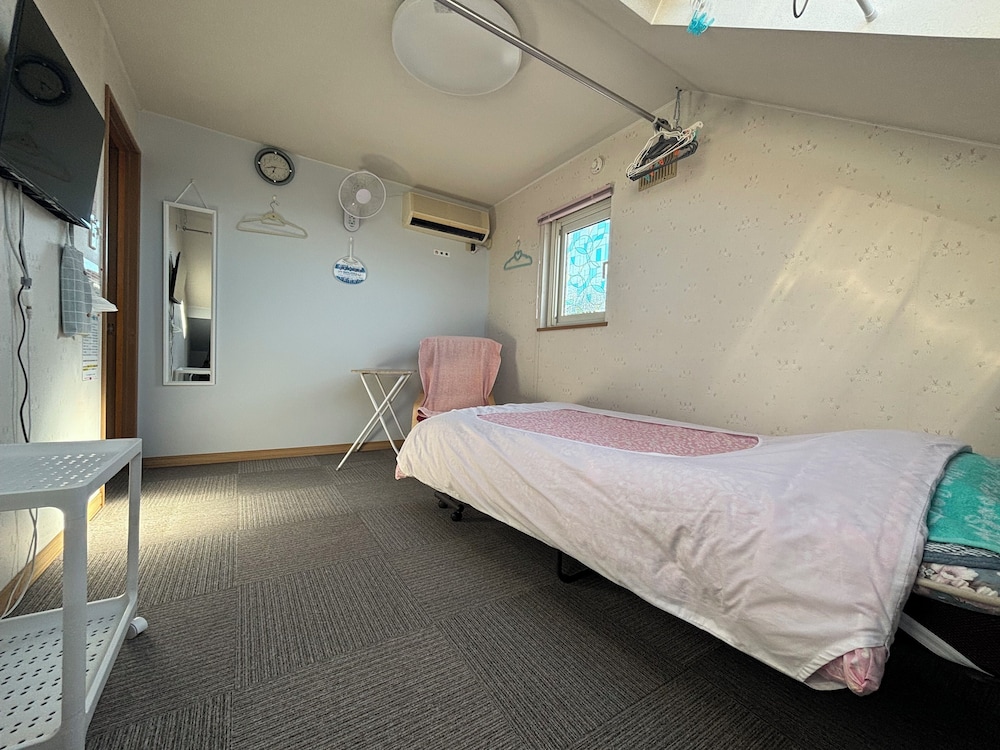 Economy Twin Room, Non Smoking (203) photo 2