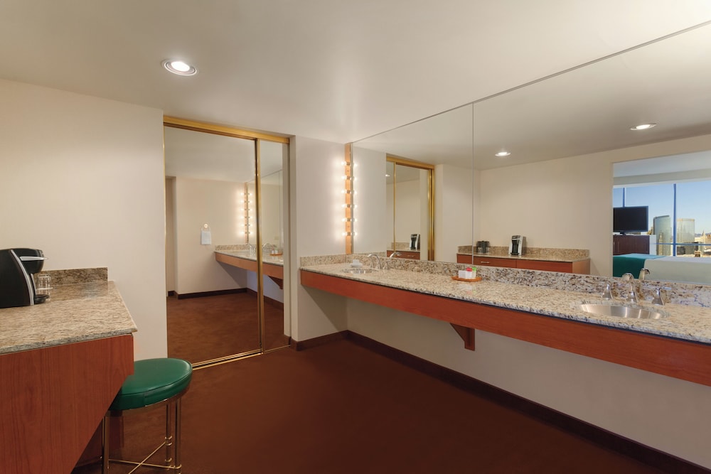 Room, 2 Queen Beds - Photo 8