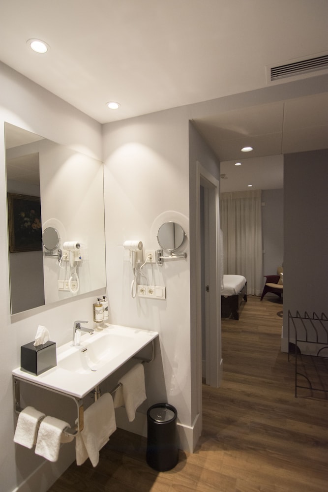 Double or Twin Room - Photo 25