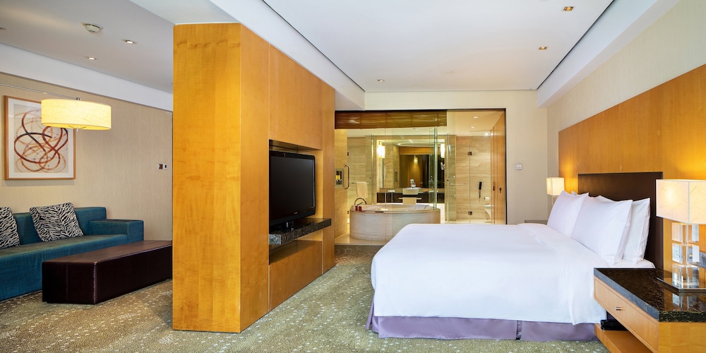 Junior Suite, 1 King Bed, Club Lounge Access - Photo 4