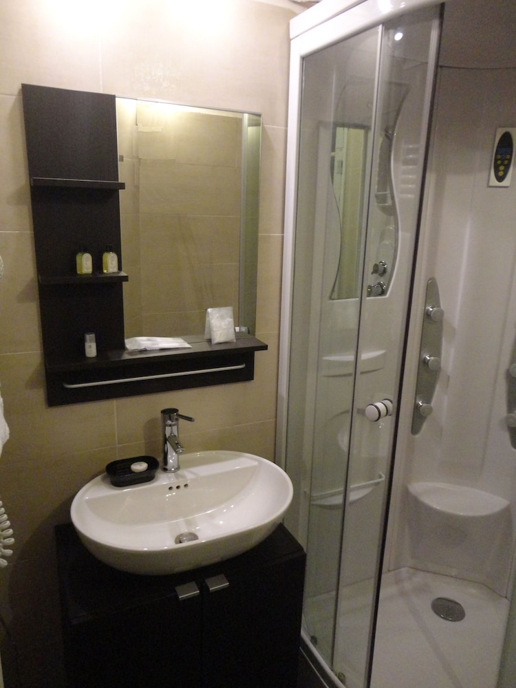 Standard Triple Room, Private Bathroom photo 3