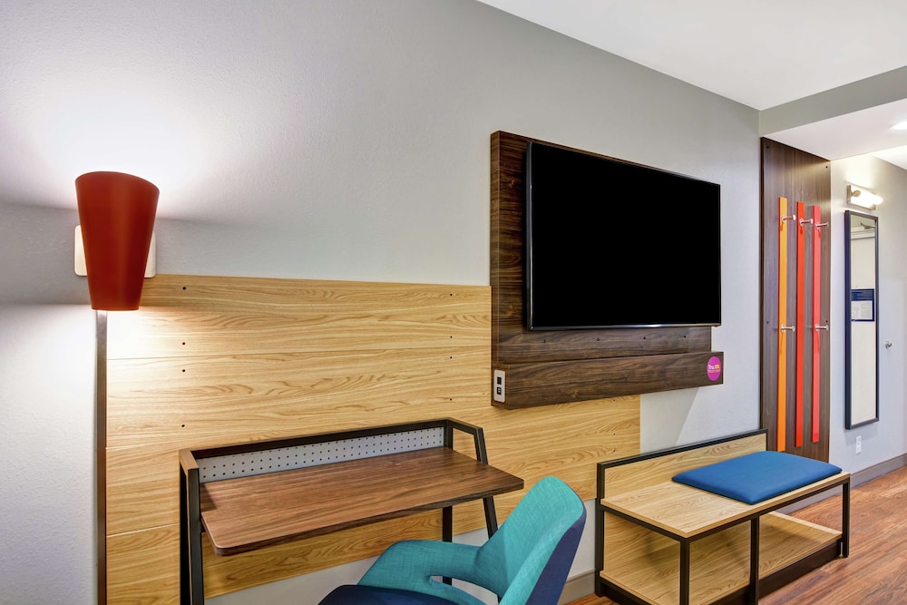 Room, 1 King Bed, Accessible (Roll-in Shower, Hearing) - Photo 2